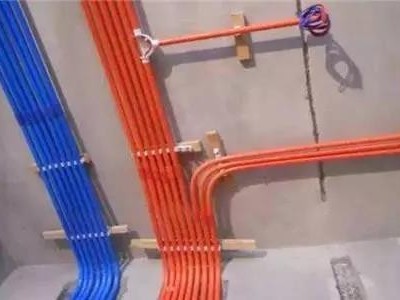 電線穿管時(shí)，為什么越來越多師傅不用鋼絲繩？原來用這個(gè)穿線更快
